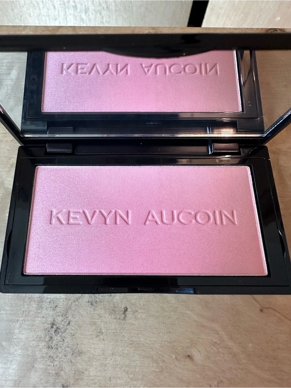 Kevyn Aucoin velvety powder